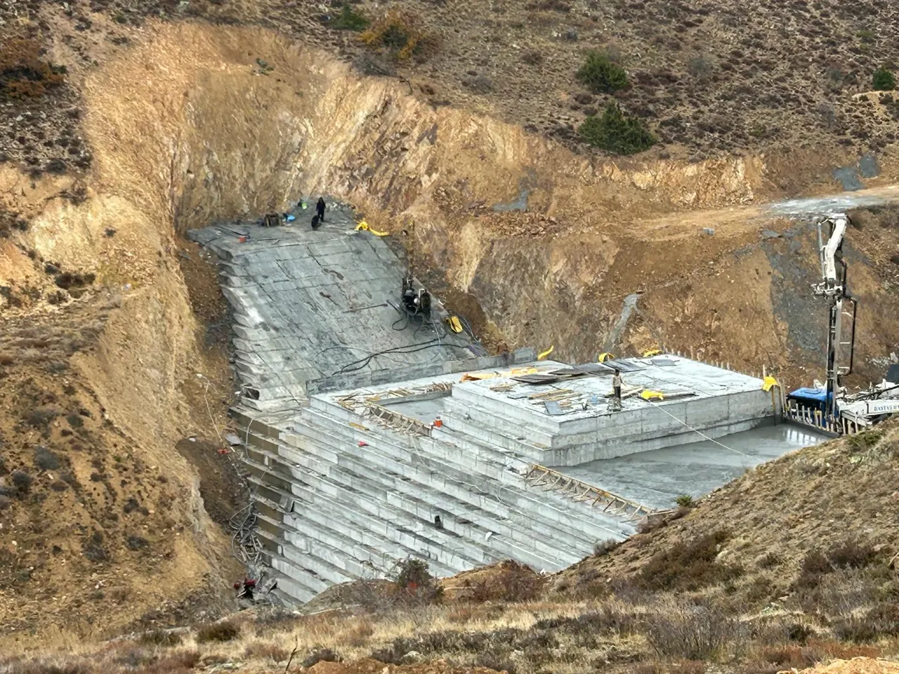 Bozok Üniversitesi Göleti'nin beton yapısı ve şev üzerinde makine