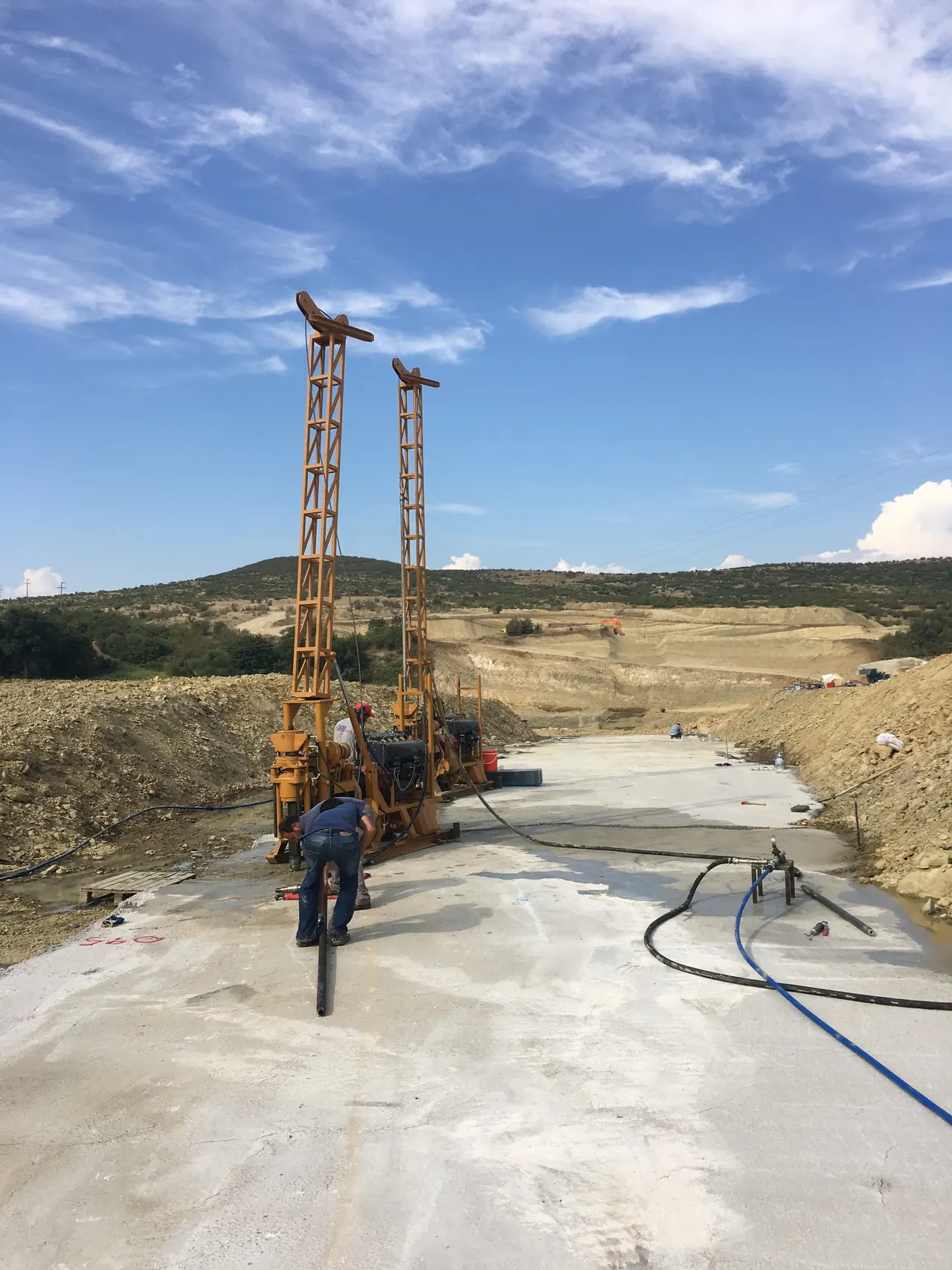 İki sondaj makinesiyle perde enjeksiyonu çalışması