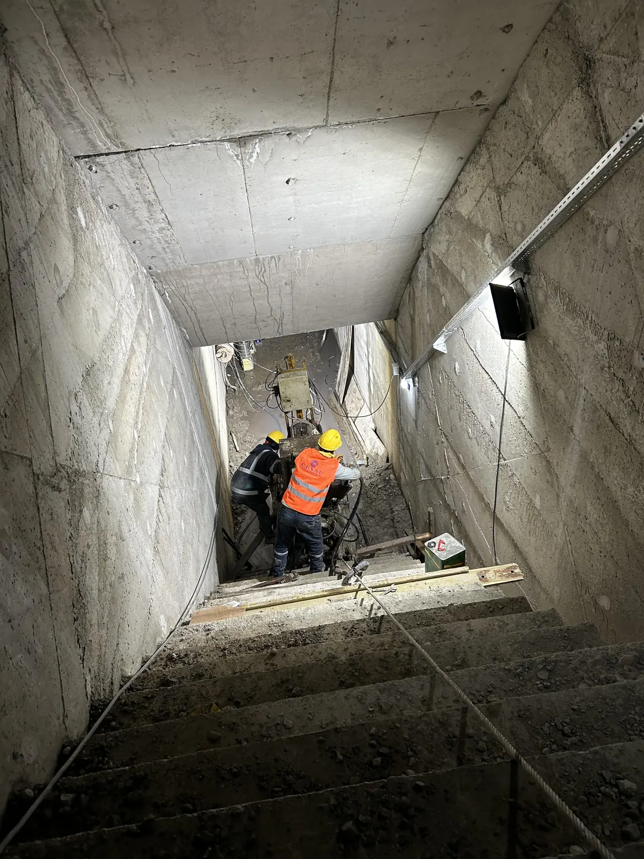 İnandık Barajı galerisinde merdivenli bölümde çalışma
