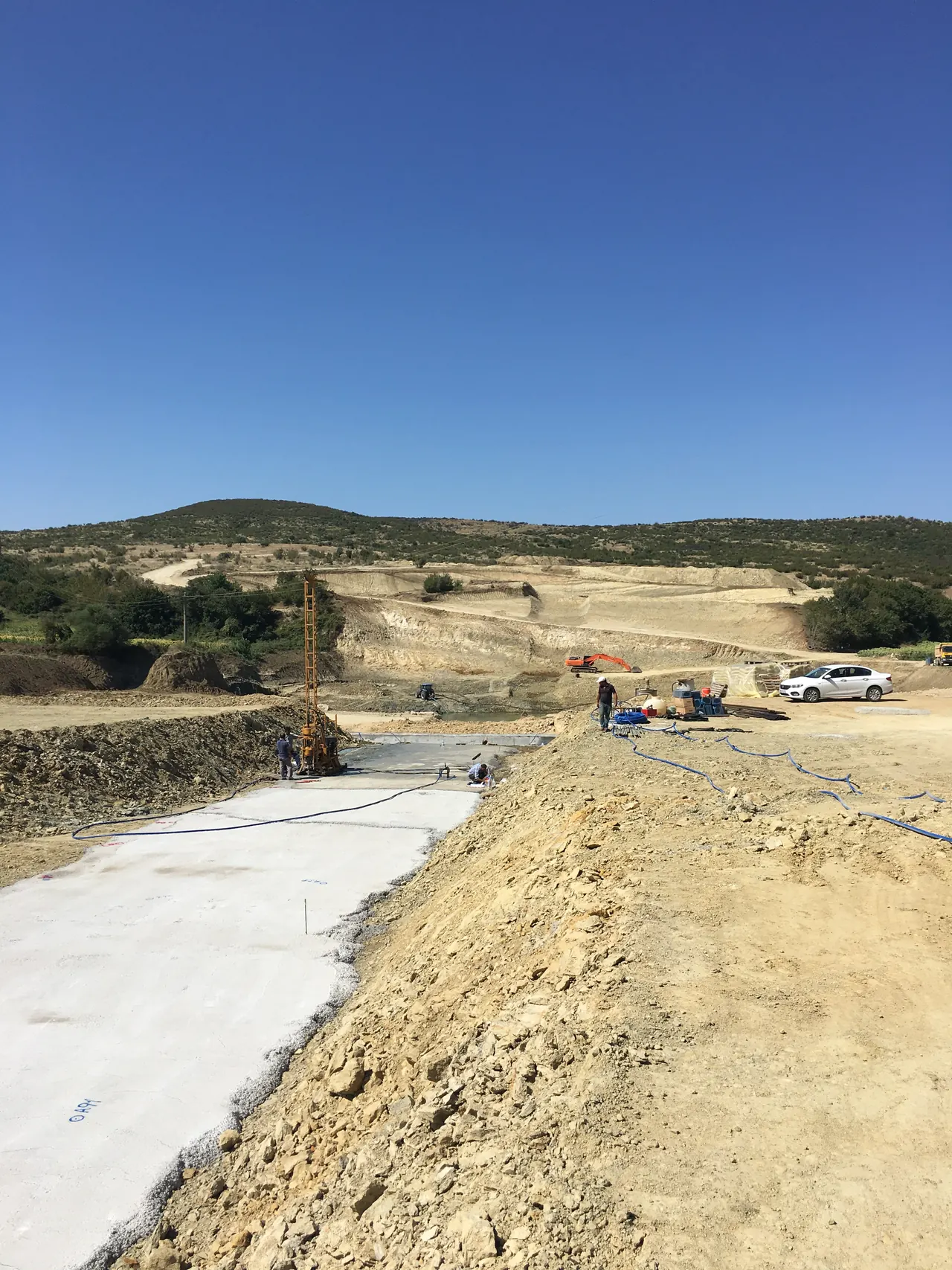 Karaağaç Göleti'nde beton plak ve sondaj makinesi