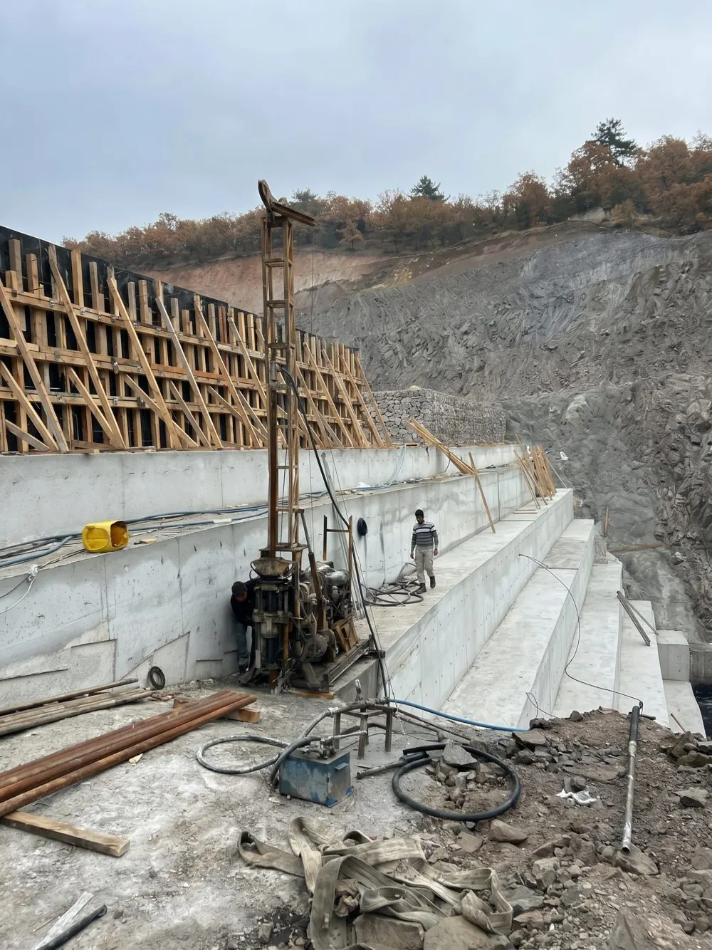 Kastamonu Tosya Bayat Göleti'nde beton yapı önünde sondaj makinesiyle enjeksiyon çalışması