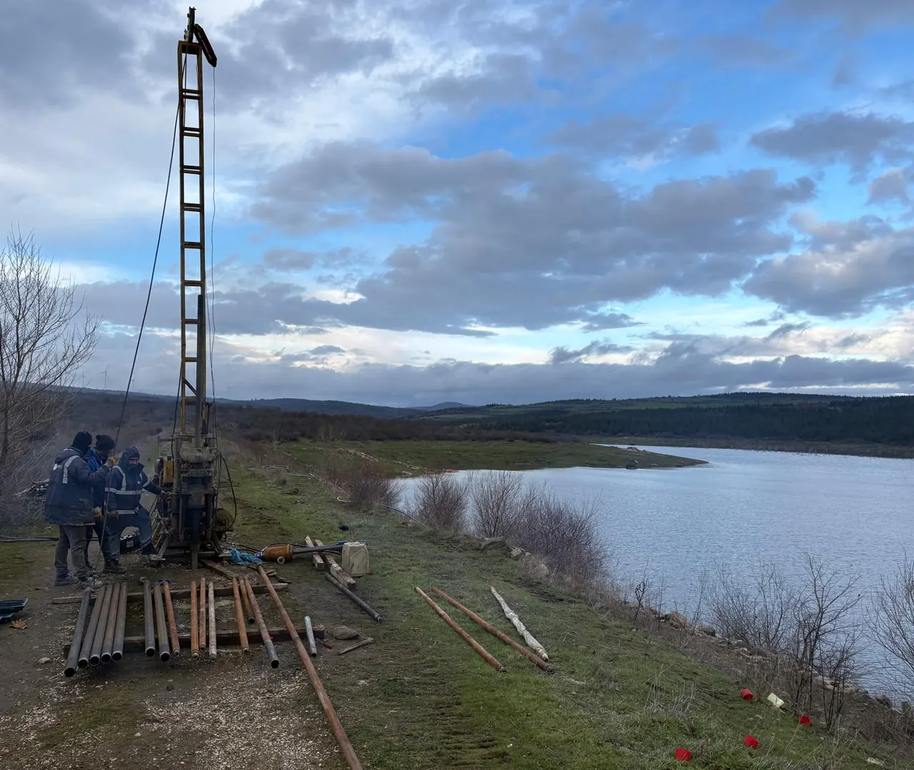 Lalapaşa-1 Göleti gövdesinde göl kenarında sondaj makinesi ve ekip