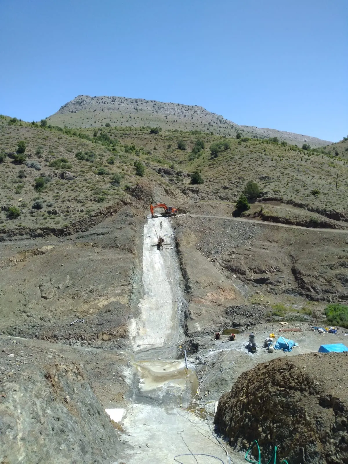 Yılangömü Göleti'nde tepe boyunca perde hattı